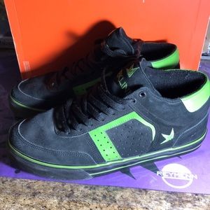 Dekline Shun-Mid size 10US